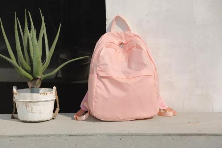 旅行背什么包好看又方便,背着好看的旅行包