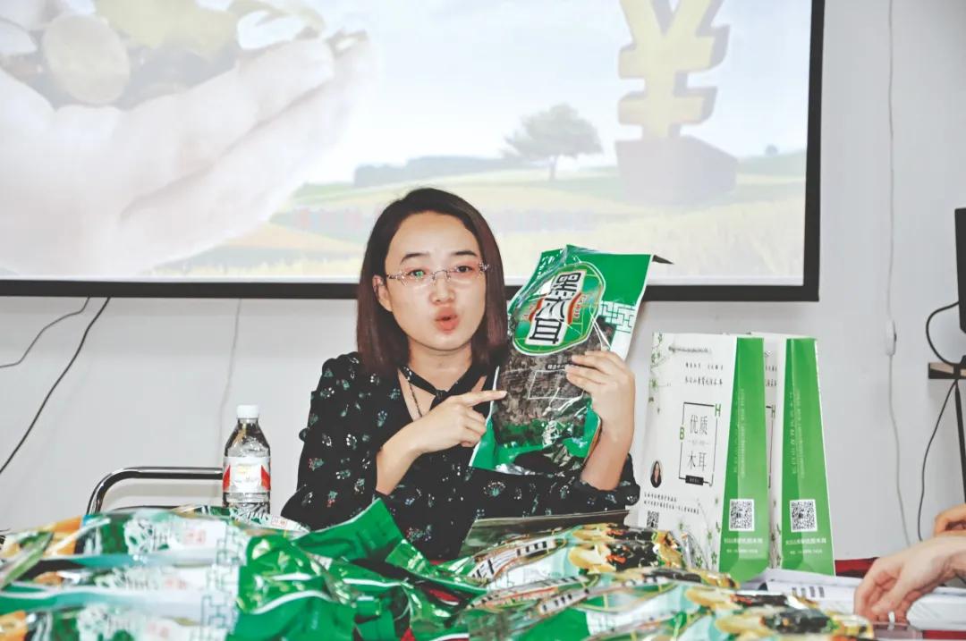 直播带货卖木耳做村民的贴心人——记吉林省蛟河市漂河镇青背村第一书记曾丽圆