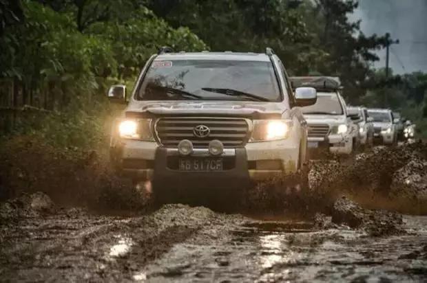 开车遇到泥路怎么解决,驾车经过泥泞道路时应该如何驾驶