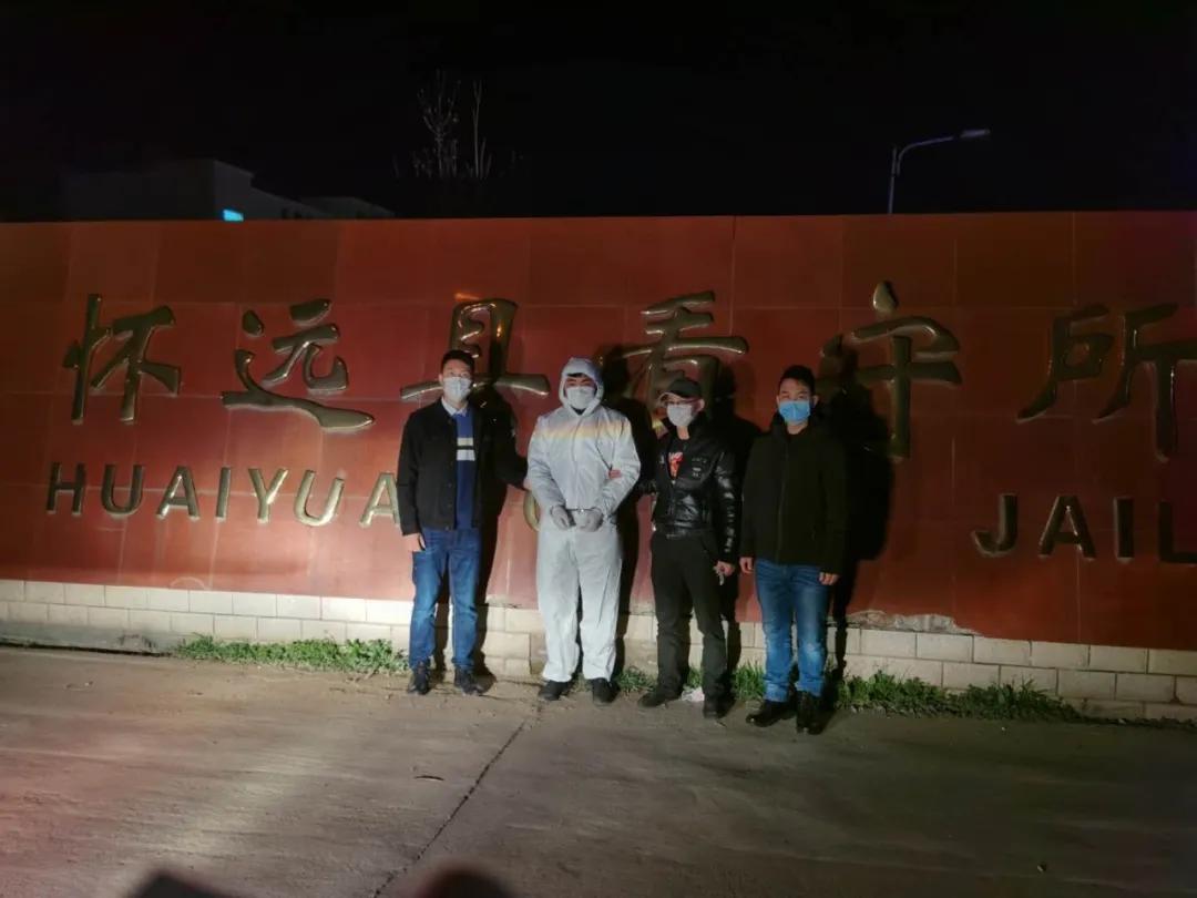 年轻男子诈骗被带进警局,男子诈骗被抓