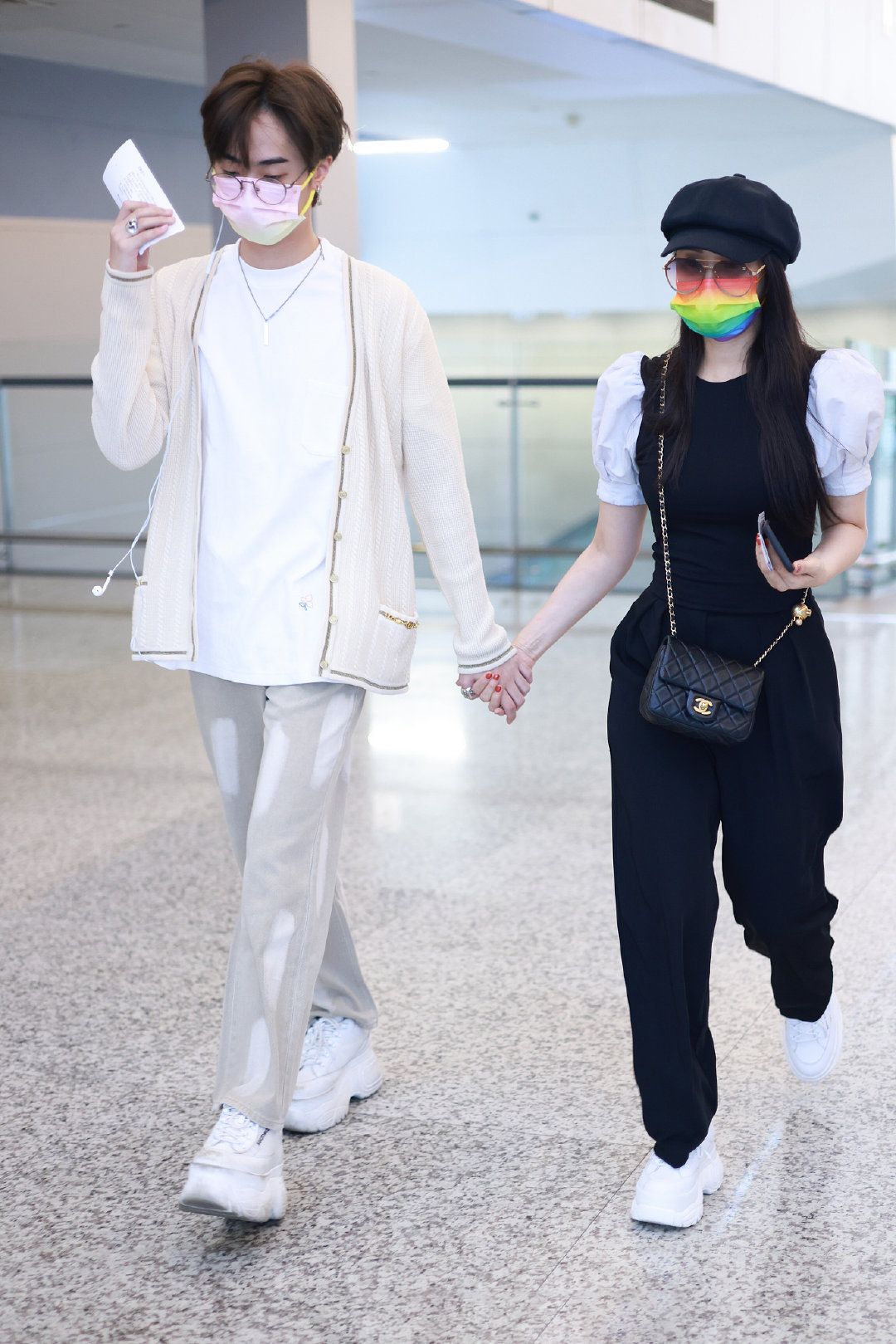 庾恩利出道，挑战白色透视装，曾因穿女装引争议，伊能静转发支持