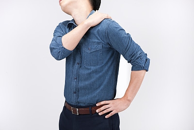 颈肩背部不舒服会不会是脑部问题,肩颈痛是不是颈椎病引起的