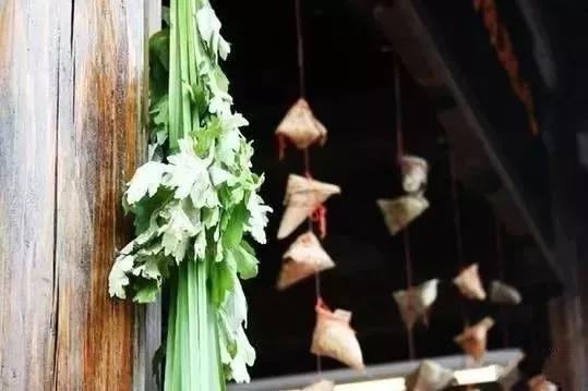 艾灸燃烧时烟雾对人体有害吗,艾灸的烟雾有大有小哪个好