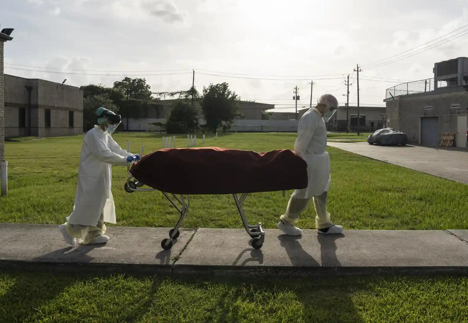 这张照片感动了全美33万人,美国网友疯传医院一张黑暗震撼照