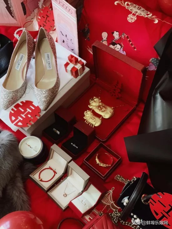 订婚当天女方需要准备改口费吗,订婚时改口费什么时候给