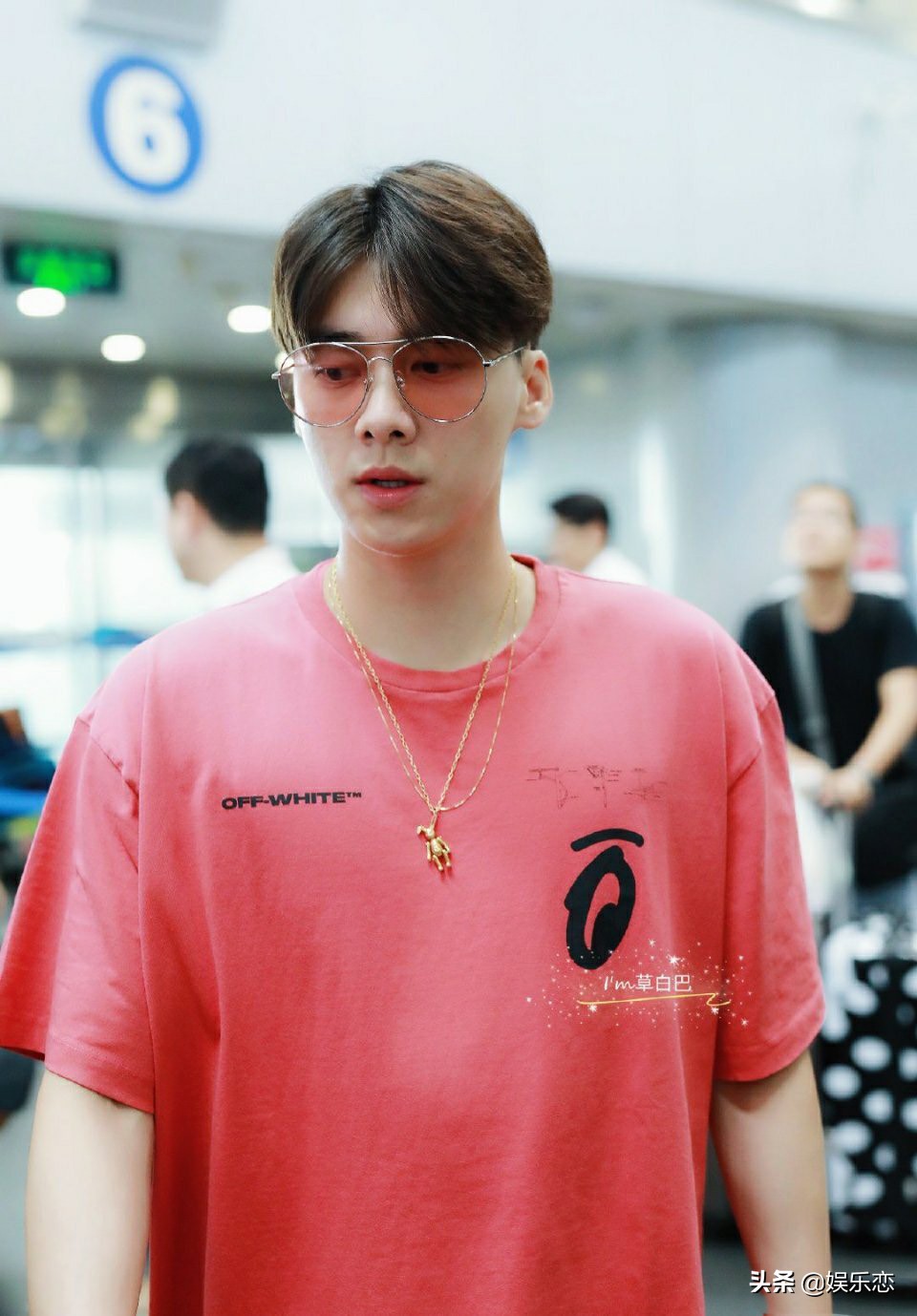 李易峰机场眼眶湿润2019,李易峰寸头韩国机场