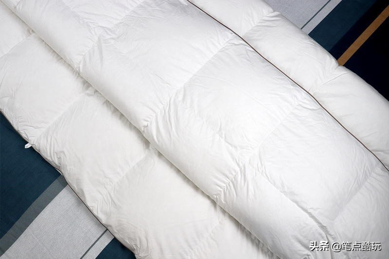 冬天里的轻薄暖被窝:网易严选95%白鹅绒冬被,保暖不闷睡得香