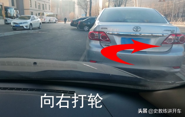 窄路左侧侧方位停车视频,侧方位停车看路沿石