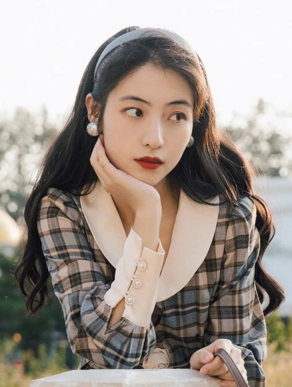 2021网红爆款发型短发戴狗啃刘海,头发2020流行发型显脸小