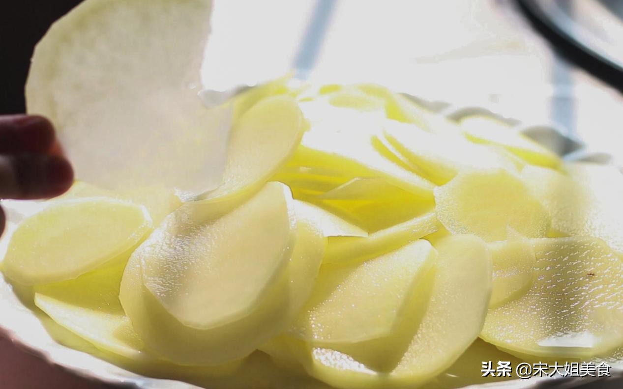 在家炸薯片做法简单又好吃,炸薯片5块钱一大盘