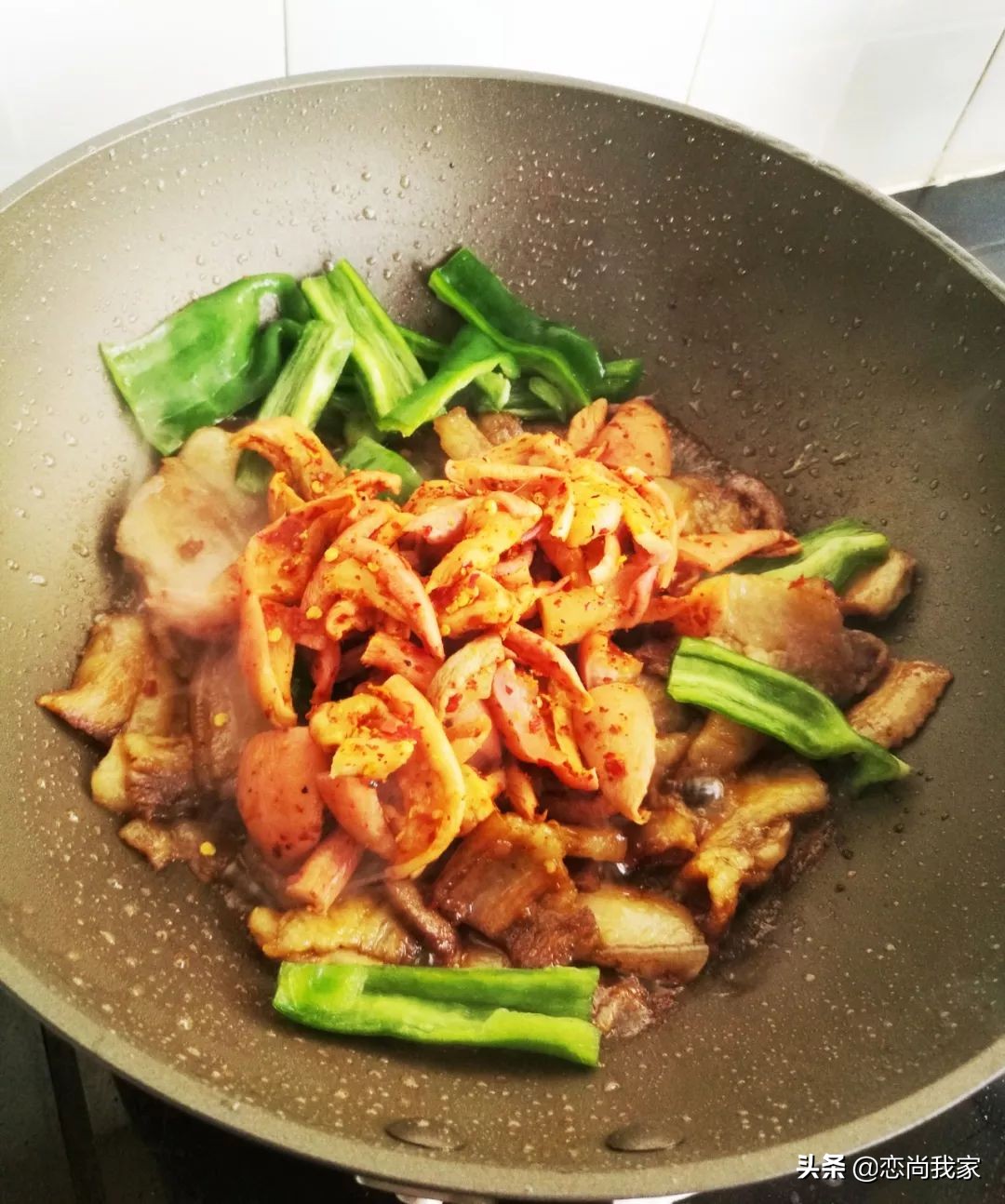 这个农家小炒菜,用萝卜干和猪肉一起炒,下饭就是香,肉贵也要吃