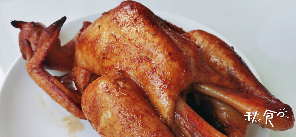 新鲜出炉的烤鸡香喷喷口水直流,家庭版秘制烤鸡外表焦黄内里香嫩