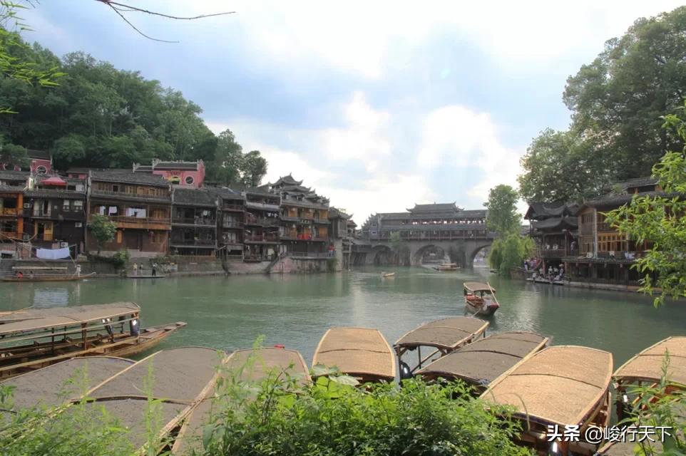 中国最美丽的小城,历经沧桑翘檐如翼的吊脚楼,缓缓流淌的沱江