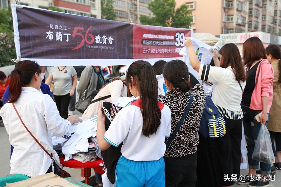 摆地摊卖衣服赚钱,摆地摊卖服装盈利的关键