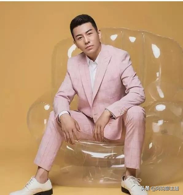 YY土豪真会玩，3851佛门“舞帝男团”亮相，利哥有望回归？