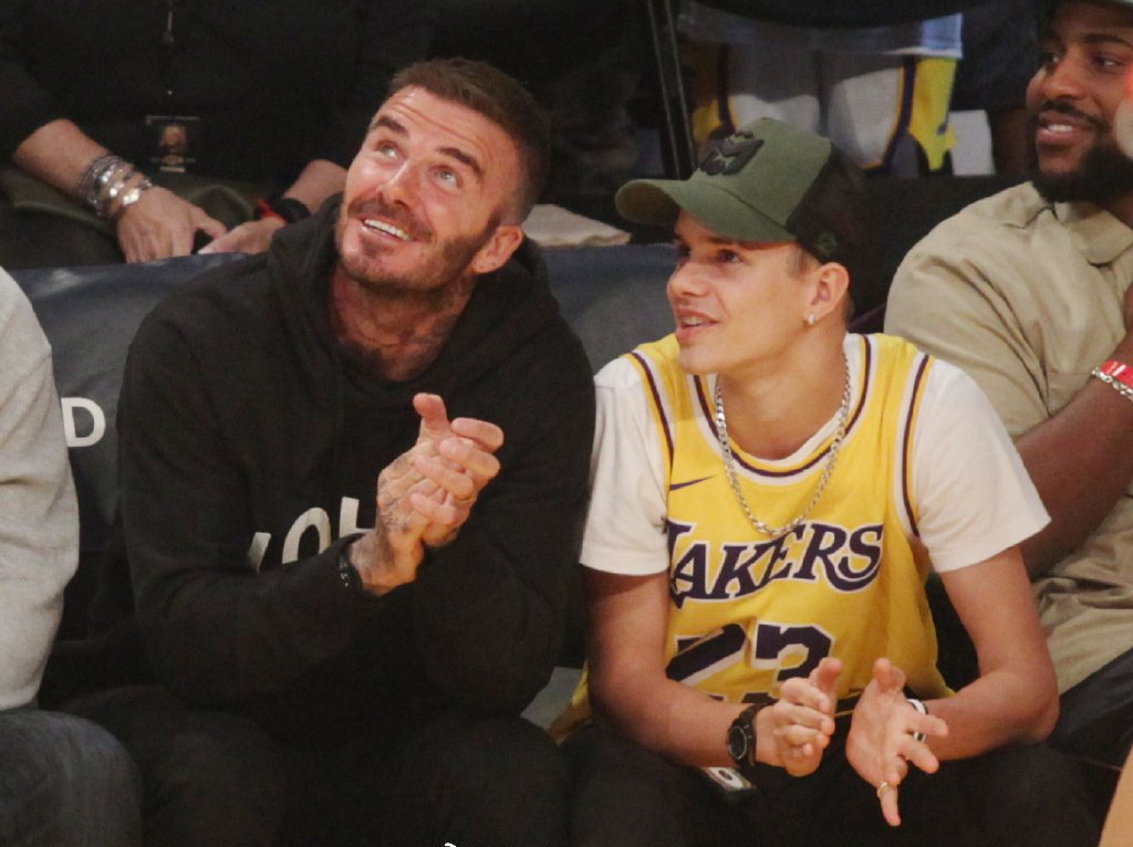 小贝和儿子踢球,小贝看球赛