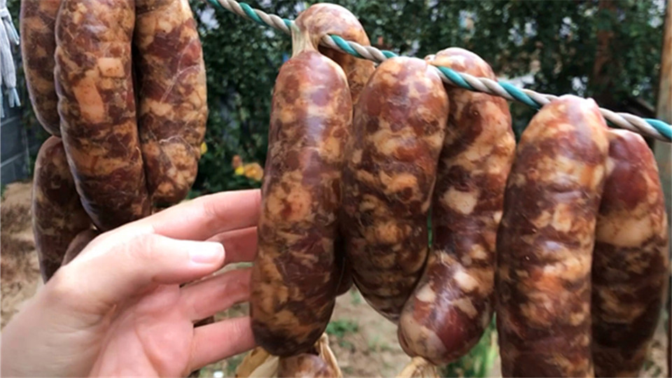 灌香肠的独家秘方一定要收藏起来,70岁大爷做腊肠