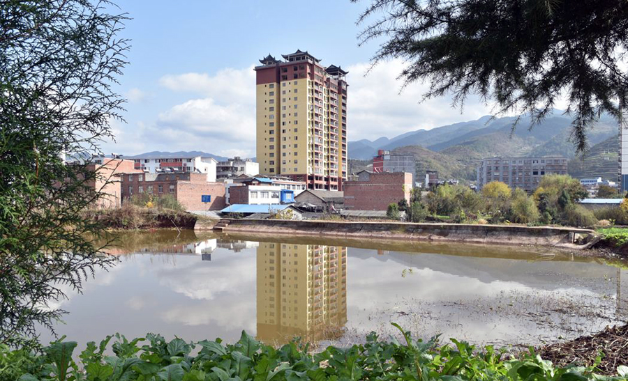 重庆巫山县地形最平坦的镇，和奉节接壤，场镇规模居县内前茅