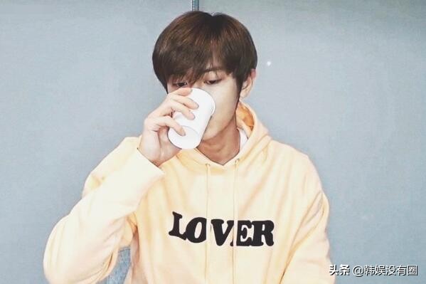 EXO朴灿烈“居家抗疫”近况,变身青涩大学生,依旧耀眼的美貌