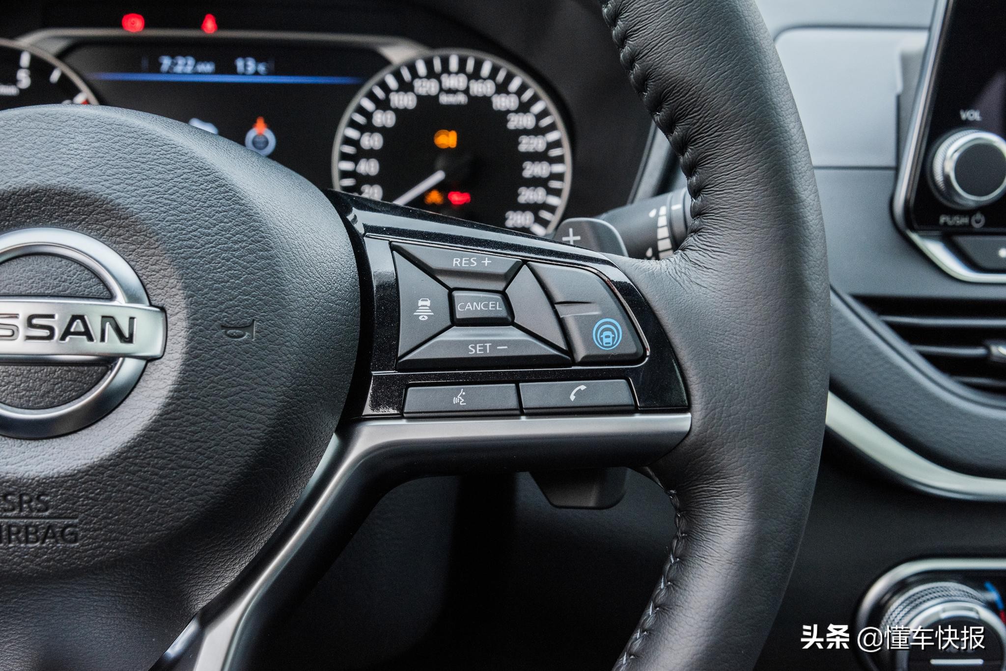 本田雅阁和日产天籁2.0t对比测试,天籁2.0t和雅阁混动怎么选