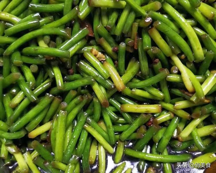 简单好吃的腌蒜苔,农村奶奶腌制蒜苔的家常做法