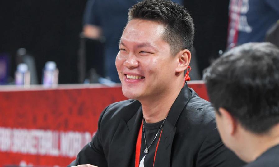 拉拉队长与阿联合影,易建联与拉拉队长合影