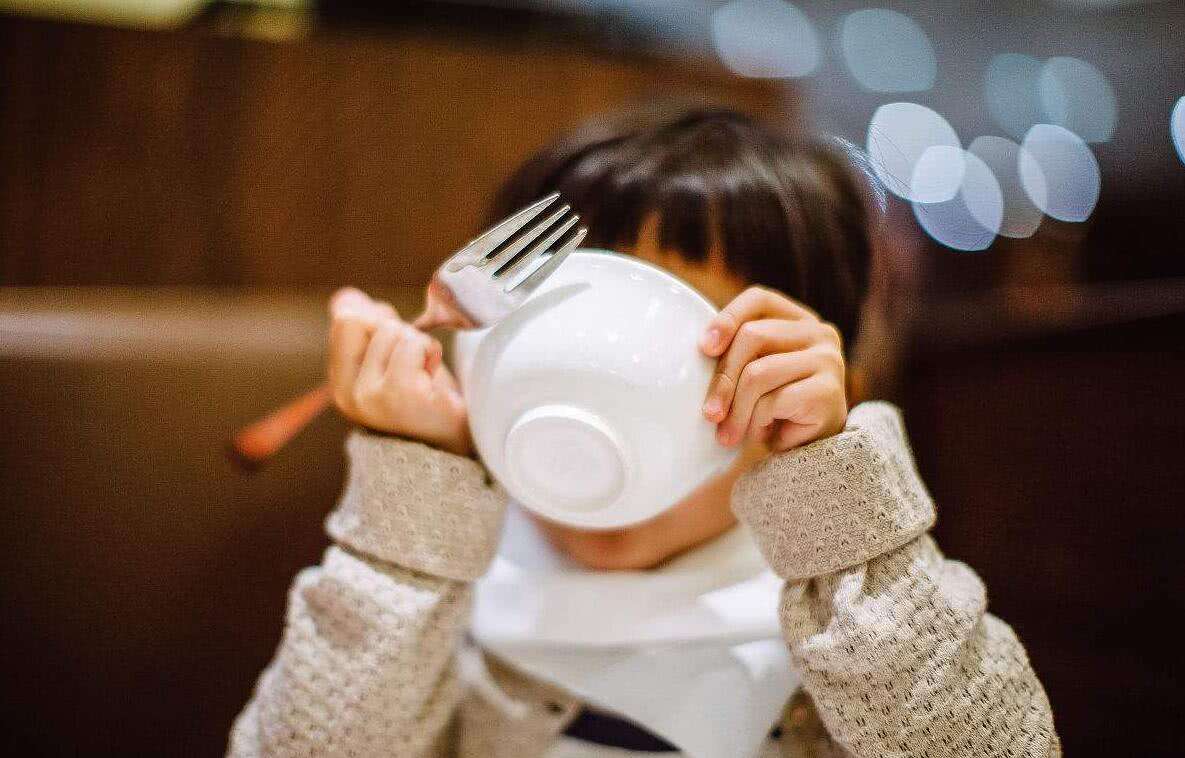 宝宝吃饭磨蹭怎么改正,怎么改掉孩子吃饭磨蹭的坏习惯