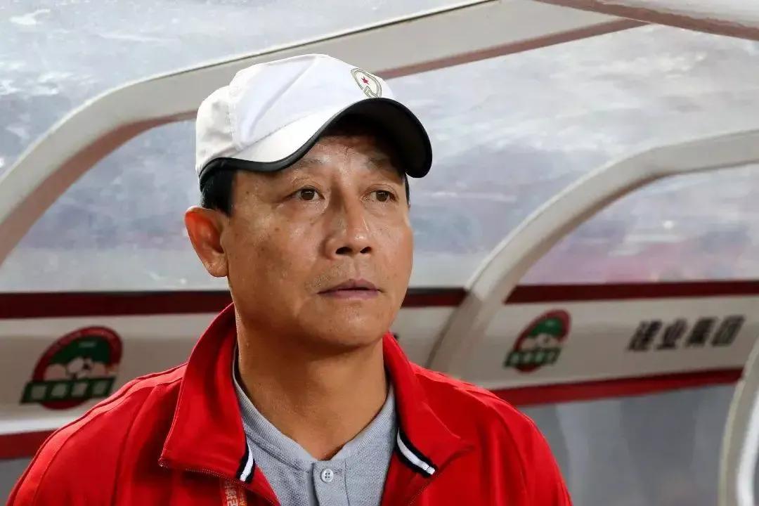 建业，你想念王宝山指导吗？