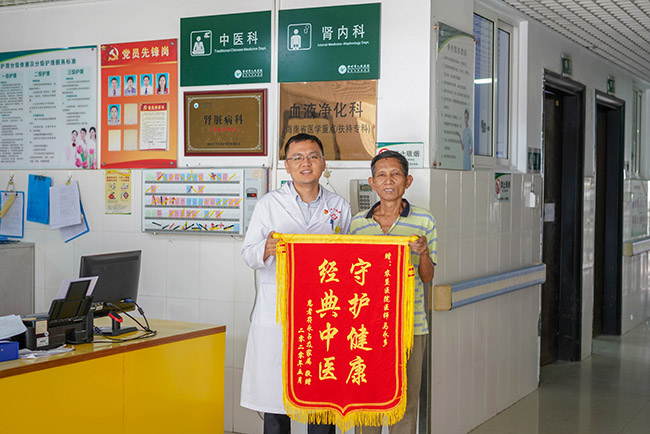 患者送给中西医结合科锦旗内容,县人民医院医生送锦旗