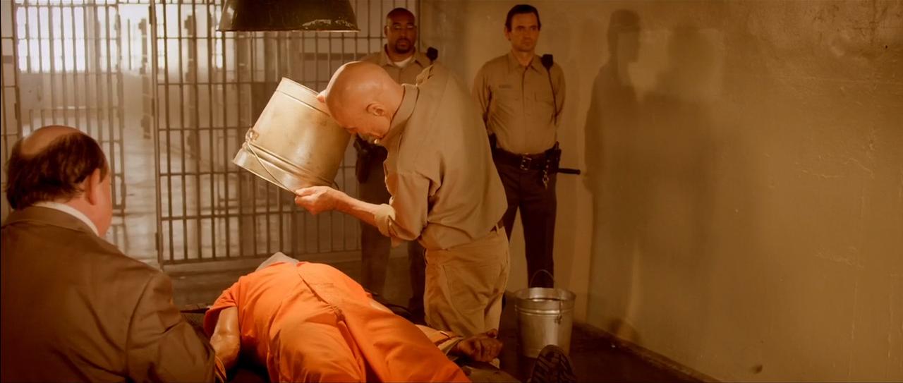 《人体蜈蚣系列》：从全彩到黑白默片重口味背后的荒诞剧情