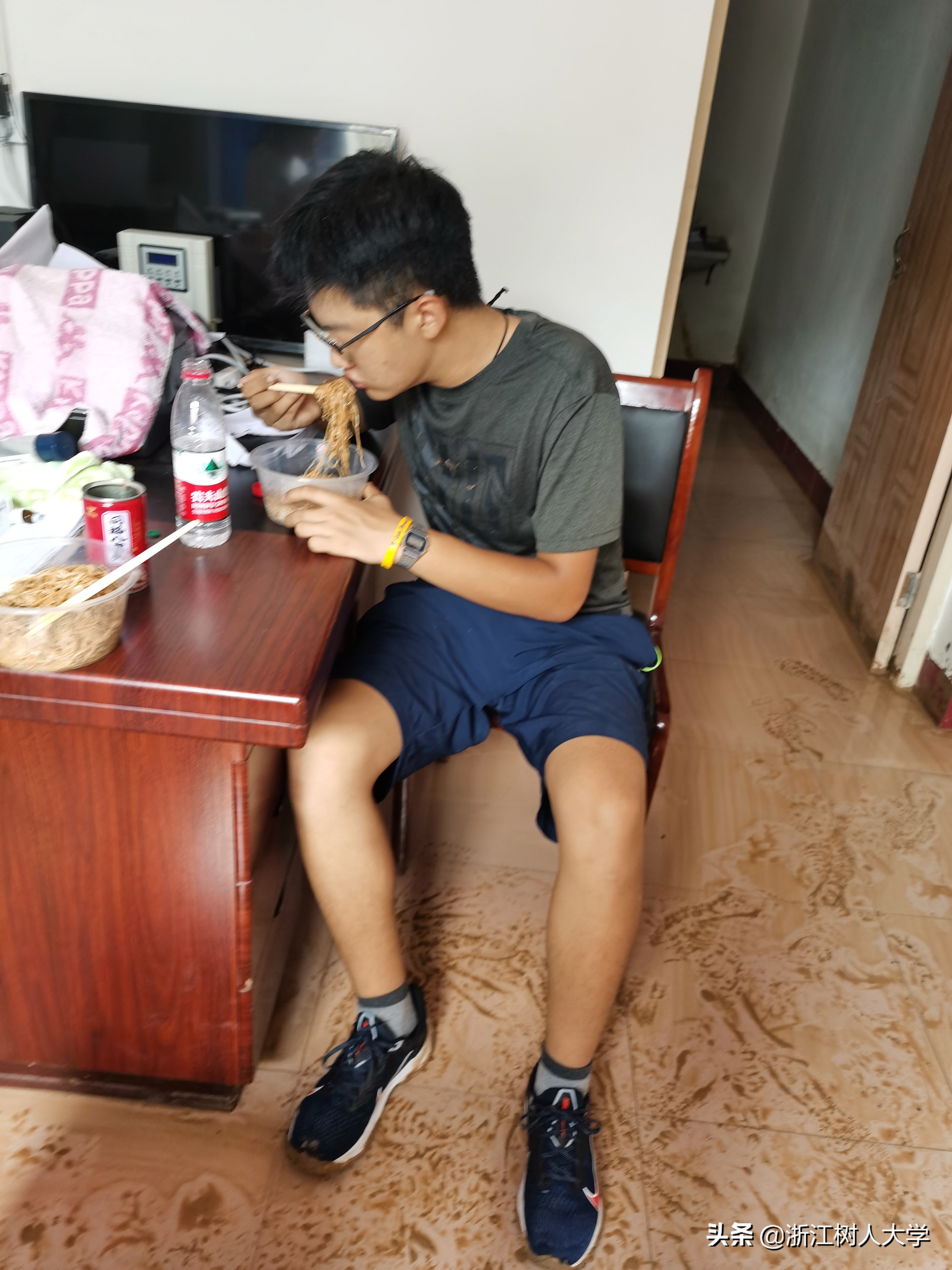 千里单骑追红旅,救灾我先行,我校生环学院这个男生有点酷