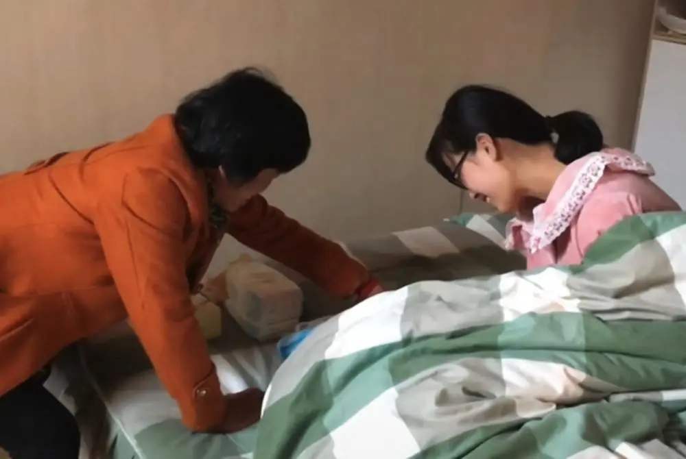 没经验的宝妈如何喂奶,宝妈当众哺乳被老人指责太轻浮