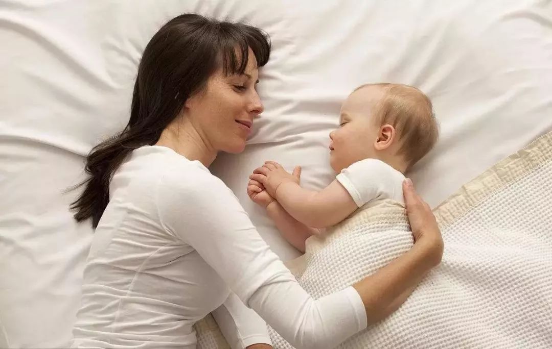 宝宝吃奶睡着放下就醒,宝宝在怀里能睡着一放下就醒