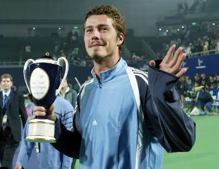 1055块球拍、百余万价值，同样摔拍为何他被称霸道总裁？