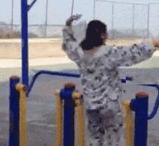 街头健身有些人不懂健身就瞎练,农村大爷习武健身一身肌肉