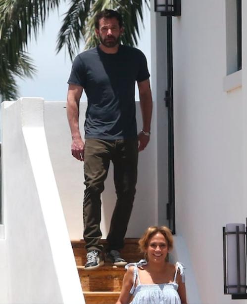 亲密热吻!好莱坞男神和电臀天后分手17年,复合1月超激情