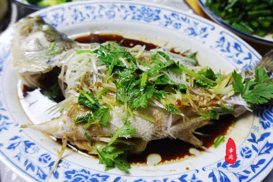 清蒸鲈鱼最简单最好吃的家常做法,清蒸鲈鱼最正宗的做法