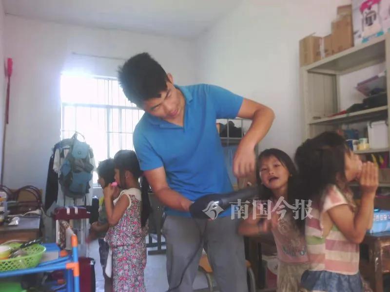 给学生买卫生巾上生理课的男老师在快手上火了！他说：广西山区孩子还需这些东西