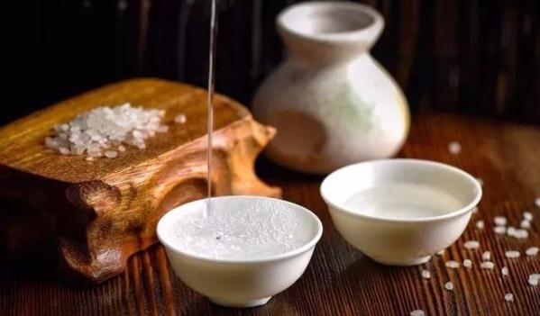 刚出锅的纯粮酒能喝吗,刚出厂的新酒能喝么