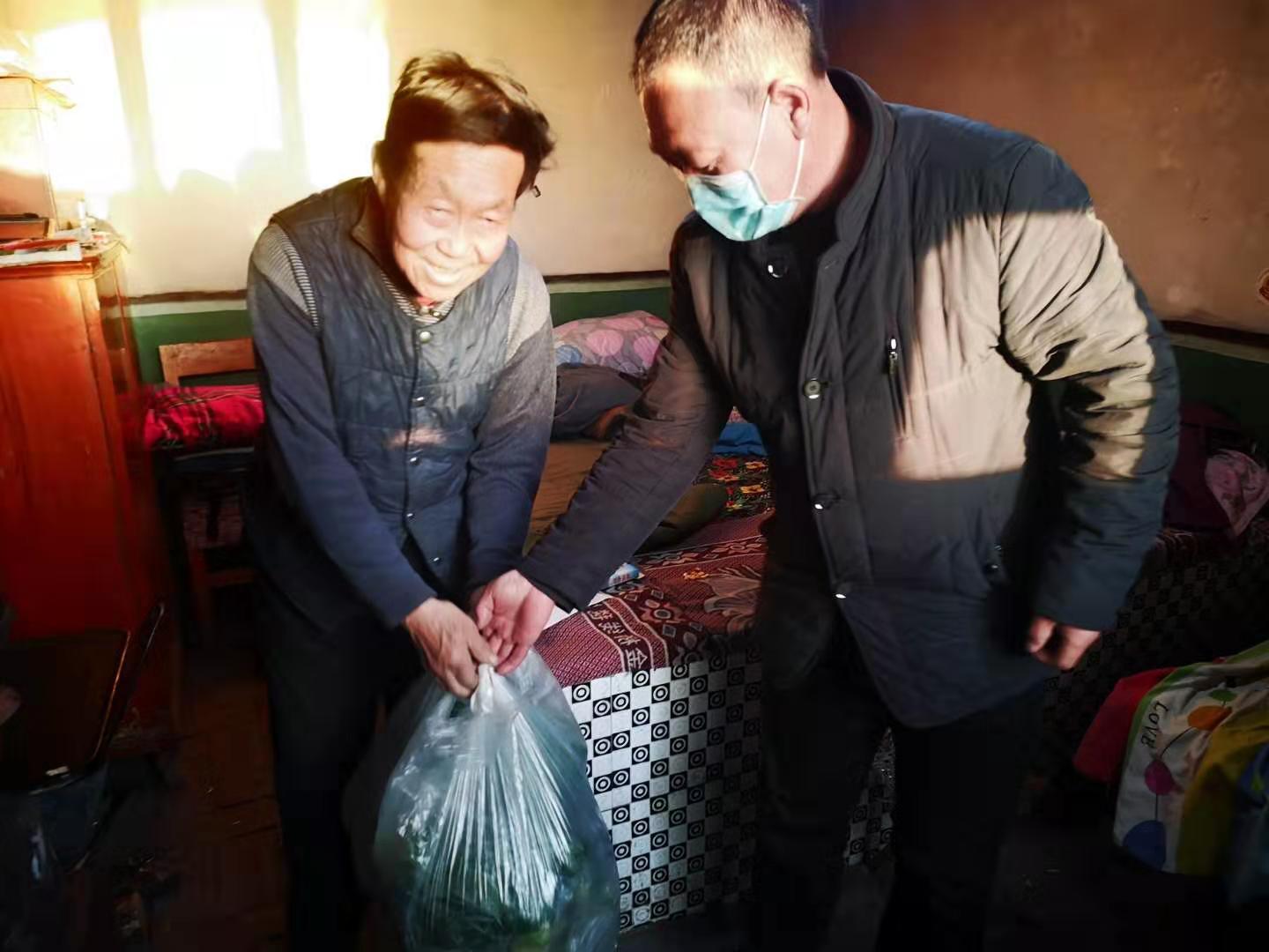 甘州区平山湖蒙古族乡*党**员干部代购物资获农牧民群众竖指点赞