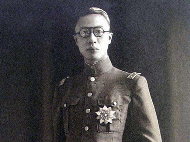 溥仪为什么不戴眼镜会失明,末代皇帝溥仪为什么近视