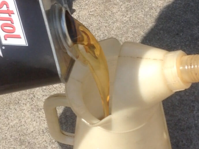 车主：机油加多了怎么办？养护专家：不及时处理发动机等着大修吧