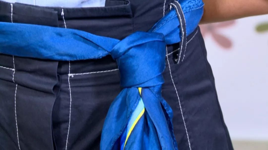 带衣领秋天丝巾的系法大全,秋天丝巾防寒各种围法