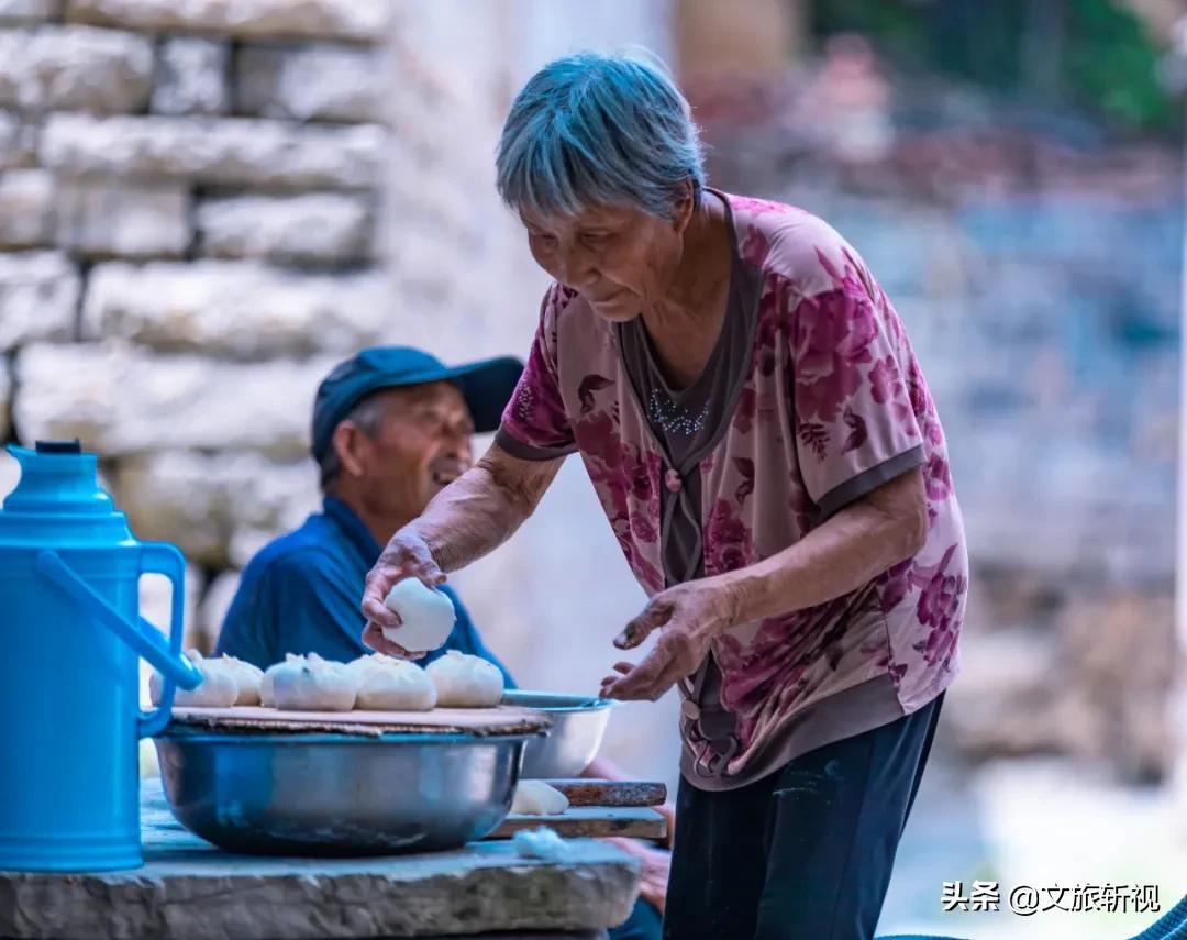 十年后再次走进朱家峪，被村里的几个摊煎饼的大妈纠缠着买煎饼