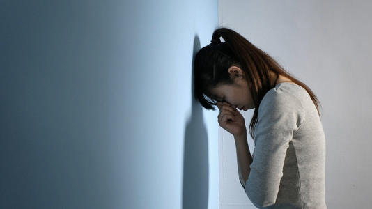 胸后甲状腺肿会引起胸痛吗,甲状腺结节会有胸闷气短的症状吗