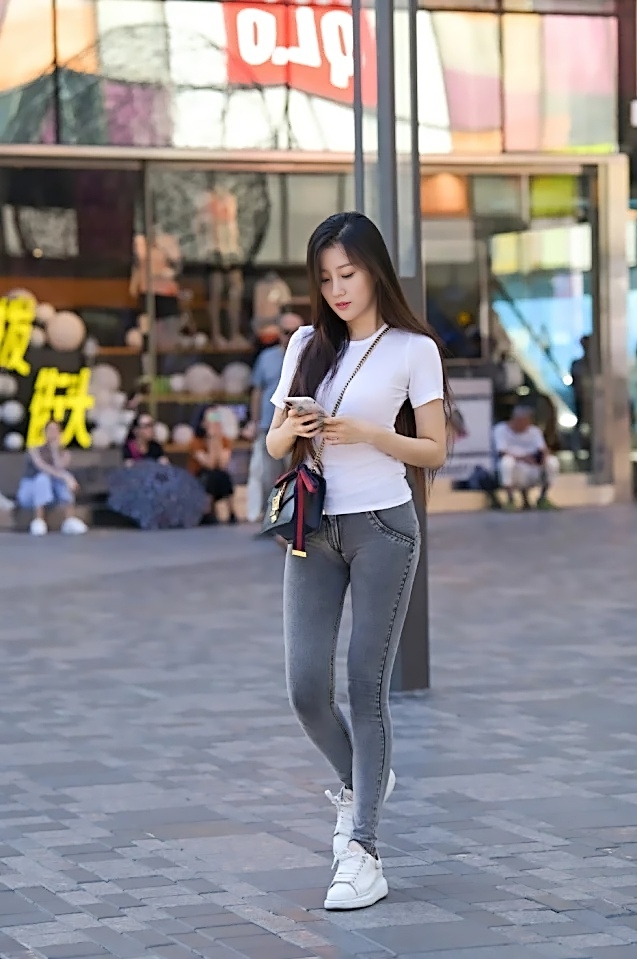 穿牛仔裤的小姐姐腰有多细,好身材牛仔裤小姐姐