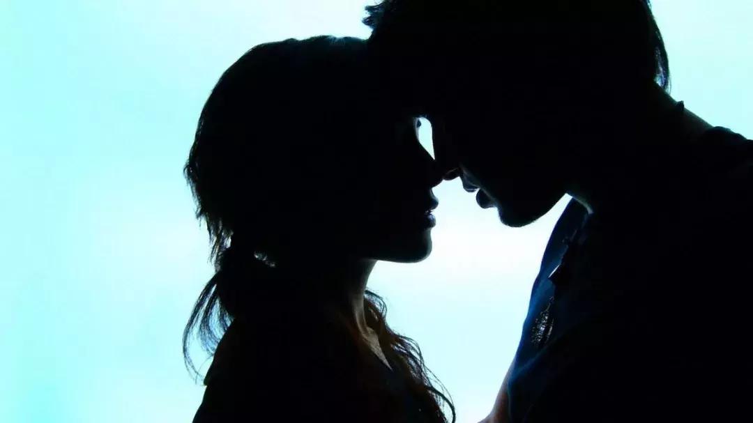 脚踩3000的AJ，戴劳力士手表，就能追到女生？你不配