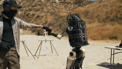 遭遇百般霸凌后，机器人竟将枪口对准人类