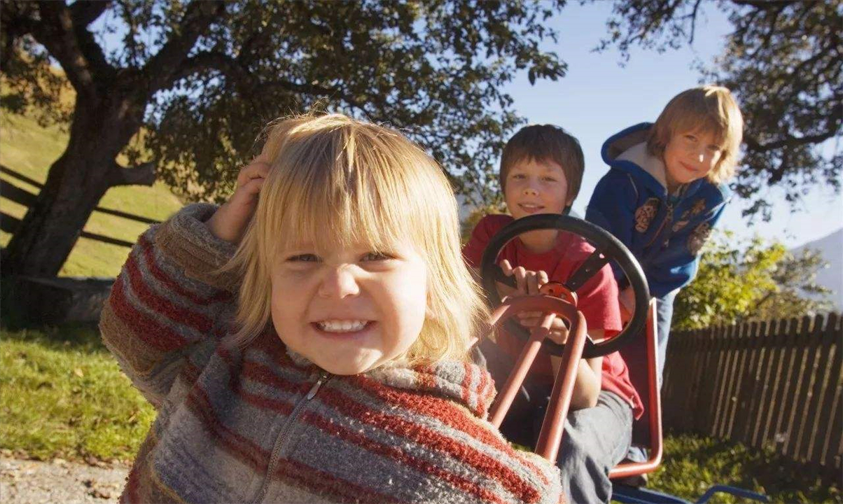 孩子“没大没小”并非没礼貌，是“认知错误”，父母可用3招纠正