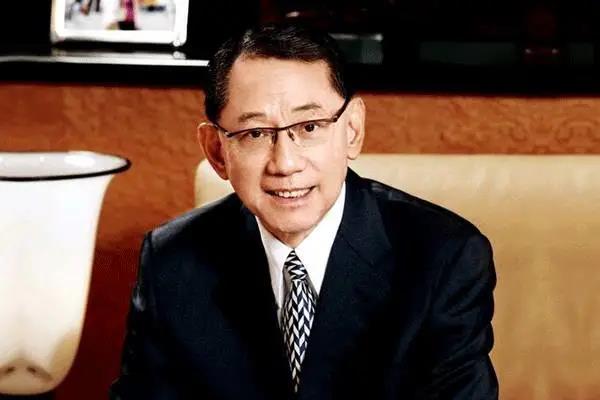 29岁公司上市38岁破产欠巨债，他靠什么活成了香港的一尊大神